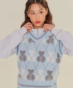 [AQOSTUDIOSPACE] SS 22 AQO BEAR ARGYLE KNIT VEST (CROP Ver) SKY
