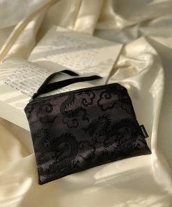 [ETREROSE] Seasonless Dragon Broderie Zip-pouch (M)