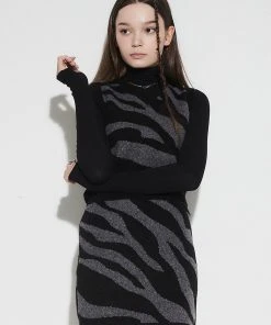 [LUV IS TRUE] Winter 21 ZEBRA KNIT SKIRT(CHARCOAL)