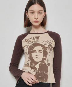 [LUV IS TRUE] Winter 21 GRAPHIC RAGLAN TEE(BROWN)